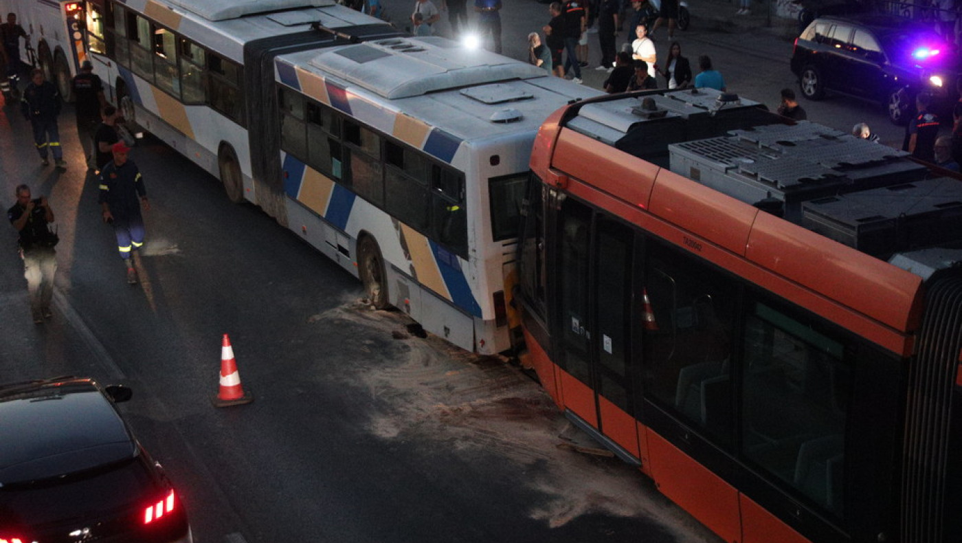 Τραμ συγκρούστηκε με λεωφορείο στον Πειραιά – 30 τραυματίες