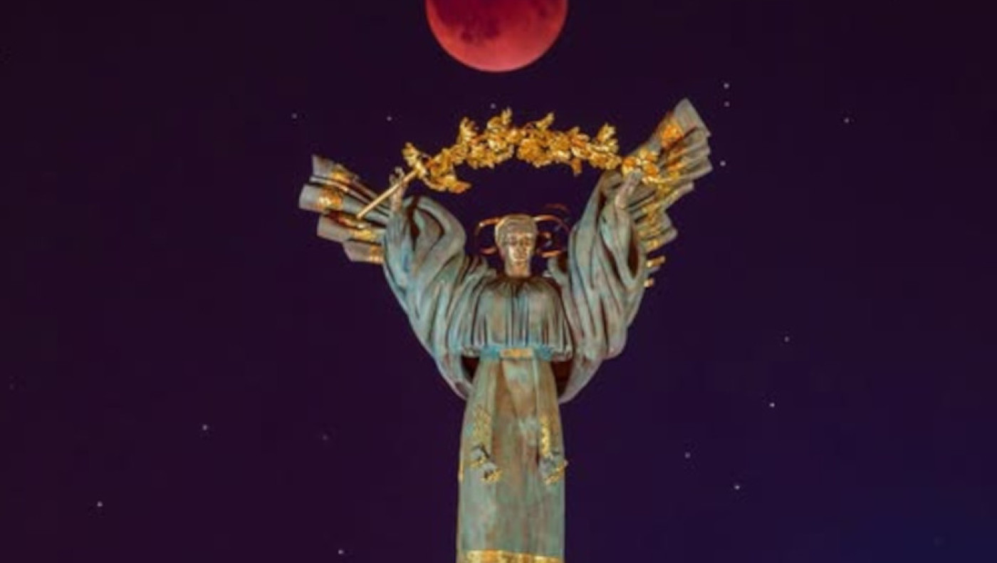 Στην Ουκρανία το φεγγάρι ήταν κυριολεκτικά «ματωμένο»