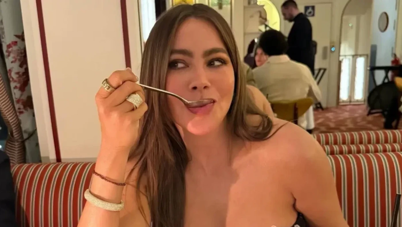 Σοφία Βεργκάρα-Κανέλο Άλβαρεζ: Ο αμήχανος εναγκαλισμός που τράβηξε όλα τα βλέμματα