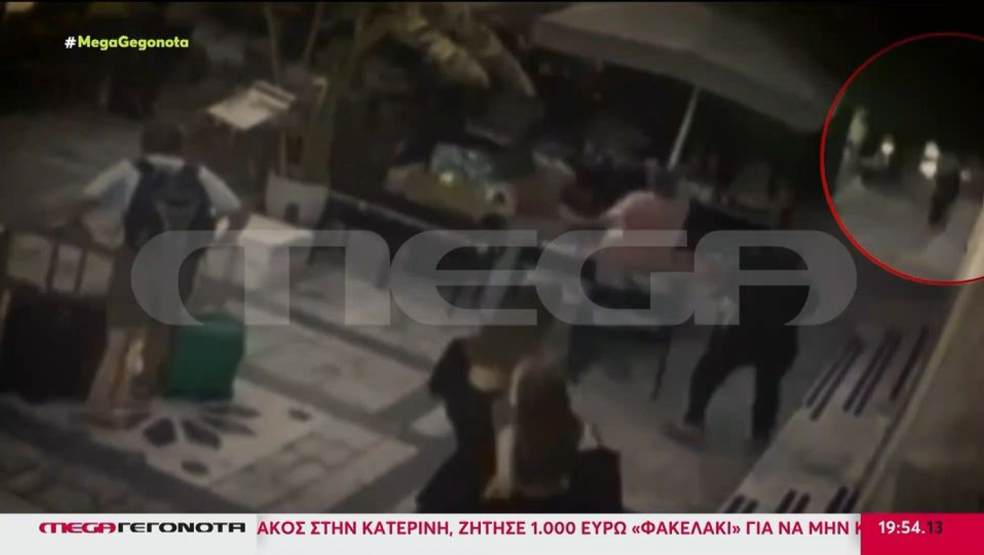 Βίντεο από τη στιγμή που το δέντρο πέφτει στο πλήθος στην πλατεία Αγίας Ειρήνης