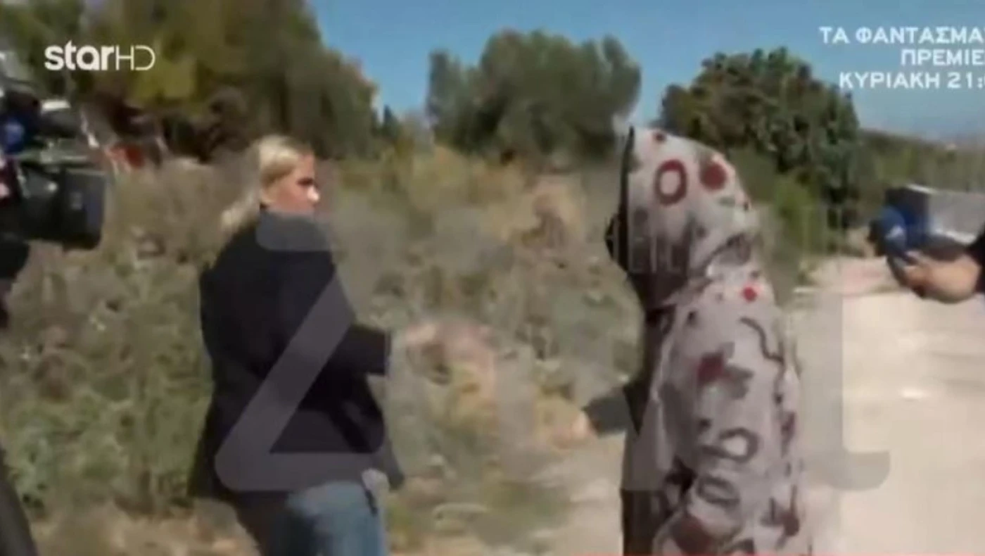 Βίντεο: Επιτέθηκε σε δημοσιογράφο η 62χρονη που έθαψε τη μητέρα της σε στάβλο