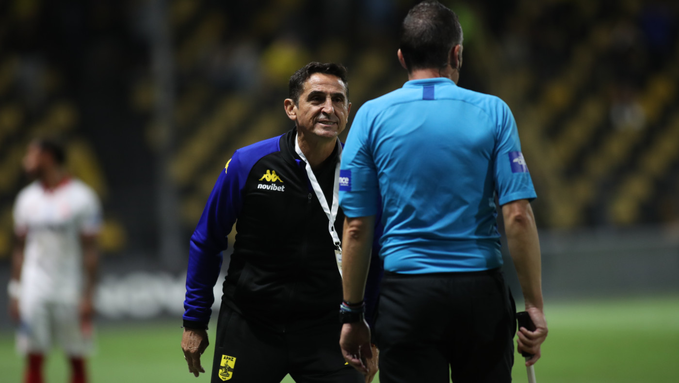 Άρης - Πανσερραϊκός: Έξαλλος ο Χιμένεθ με τη διαιτησία, την «έπεσε» στον Ευαγγέλου