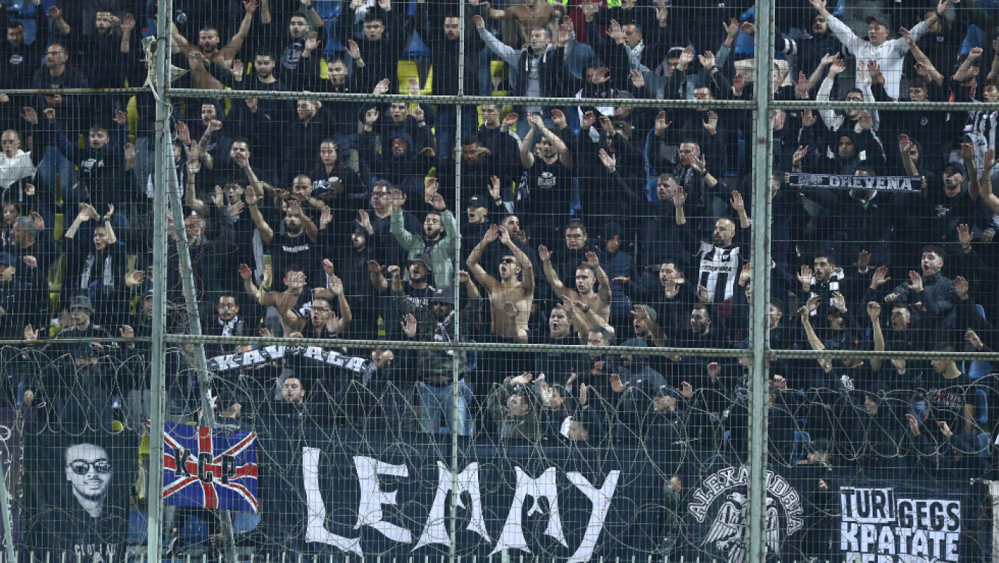 «Στο ίδιο έργο θεατές...»