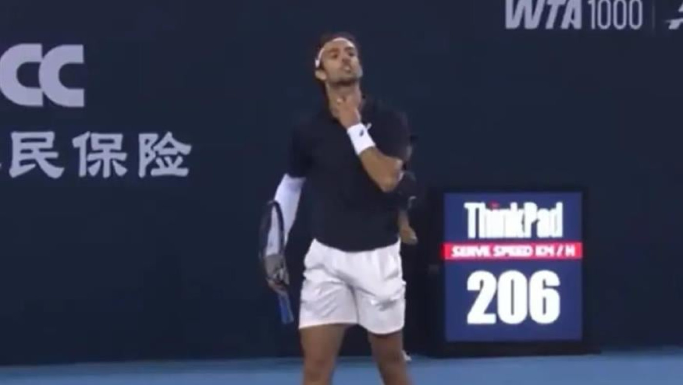 Ο Μουζέτι τα... πήρε με τους Κινέζους: «Οι γαμ...οι βήχουν συνέχεια»