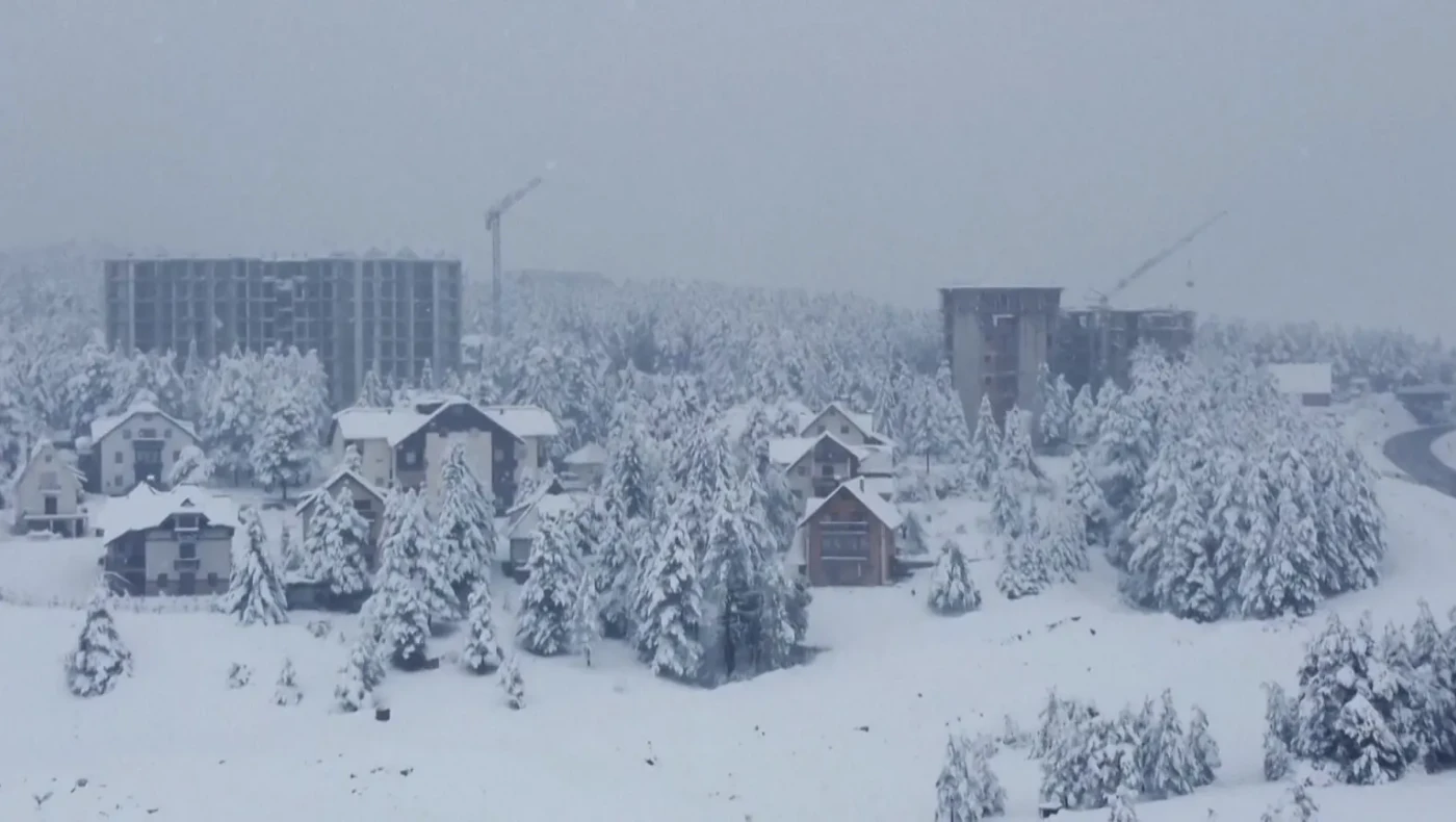 Πρόωρη χιονόπτωση στα δυτικά Βαλκάνια άφησε χιλιάδες ανθρώπους χωρίς ρεύμα