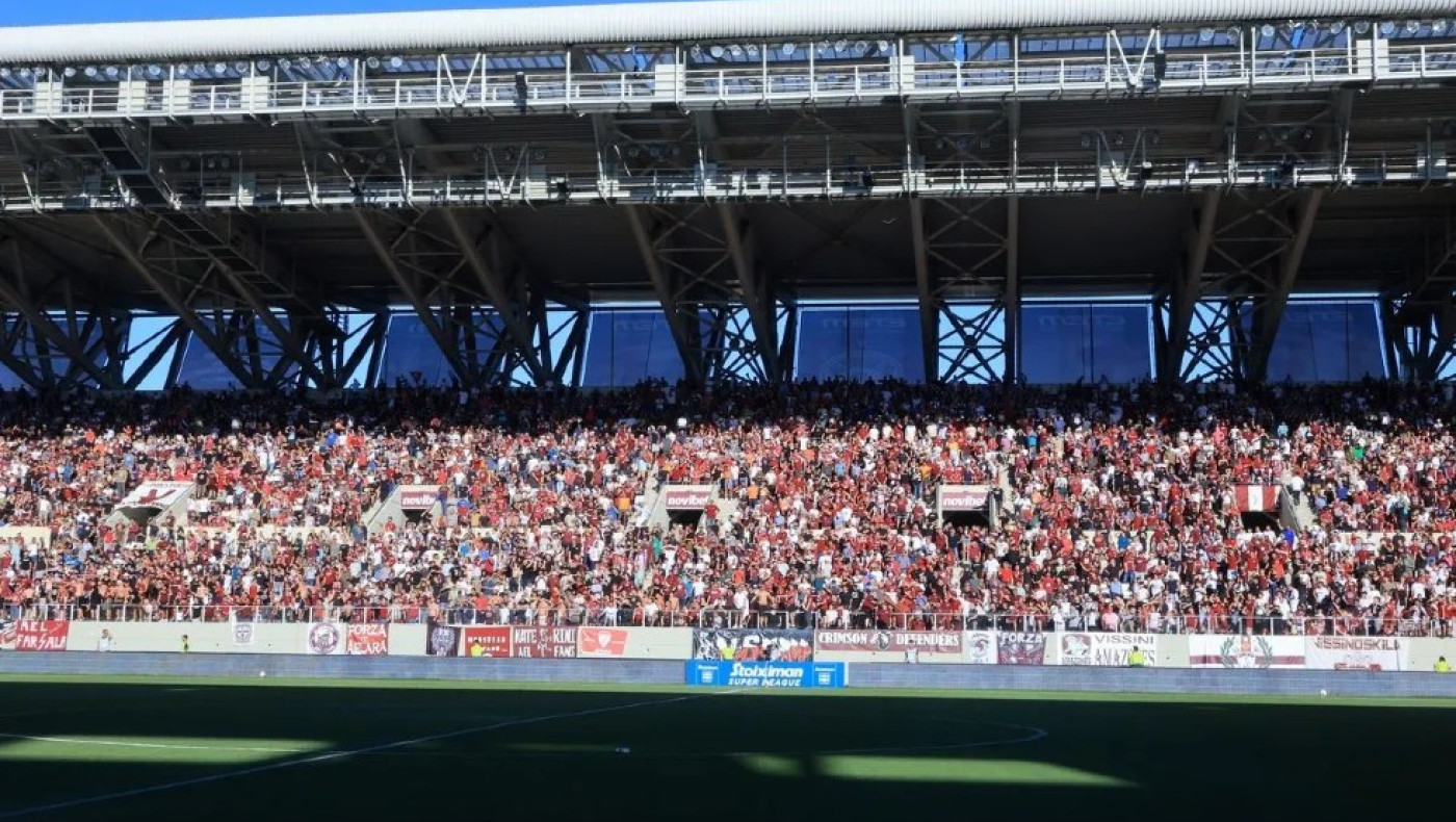 ΑΕΛ: Σύλληψη οπαδού γιατί πέταξε παγάκια και ξηρούς καρπούς στον διαιτητή