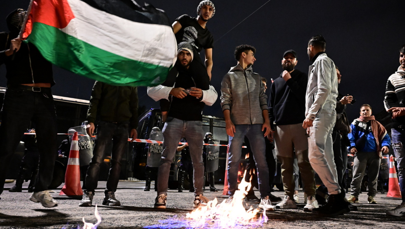 Επεισόδια στην πορεία για τη Γάζα: Φωτοβολίδες και χημικά έξω από την πρεσβεία του Ισραήλ