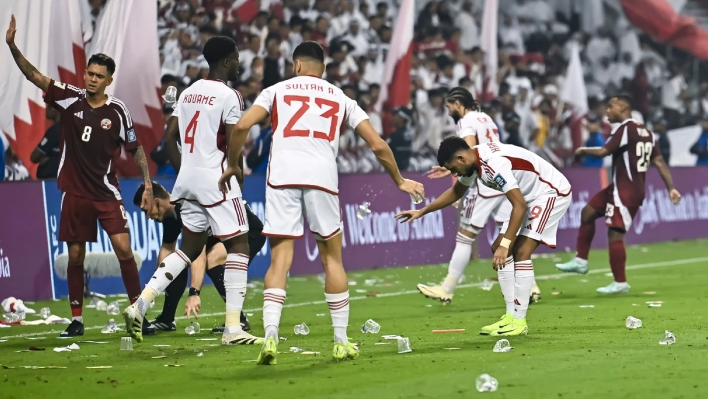 Χάος μετά τη νίκη του Κατάρ επί των ΗΑΕ: Οπαδοί εκτόξευσαν iPhone και κλειδιά αυτοκινήτων στον αγωνιστικό χώρο