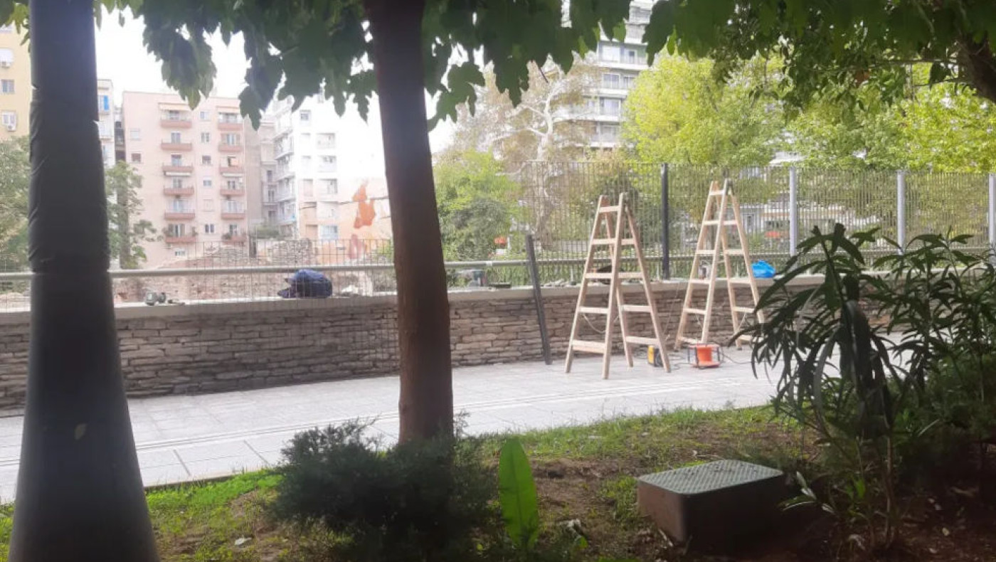 Θεσσαλονίκη: Κάγκελα στην πλατεία Ναυαρίνου-Ποιος πήρε την απόφαση