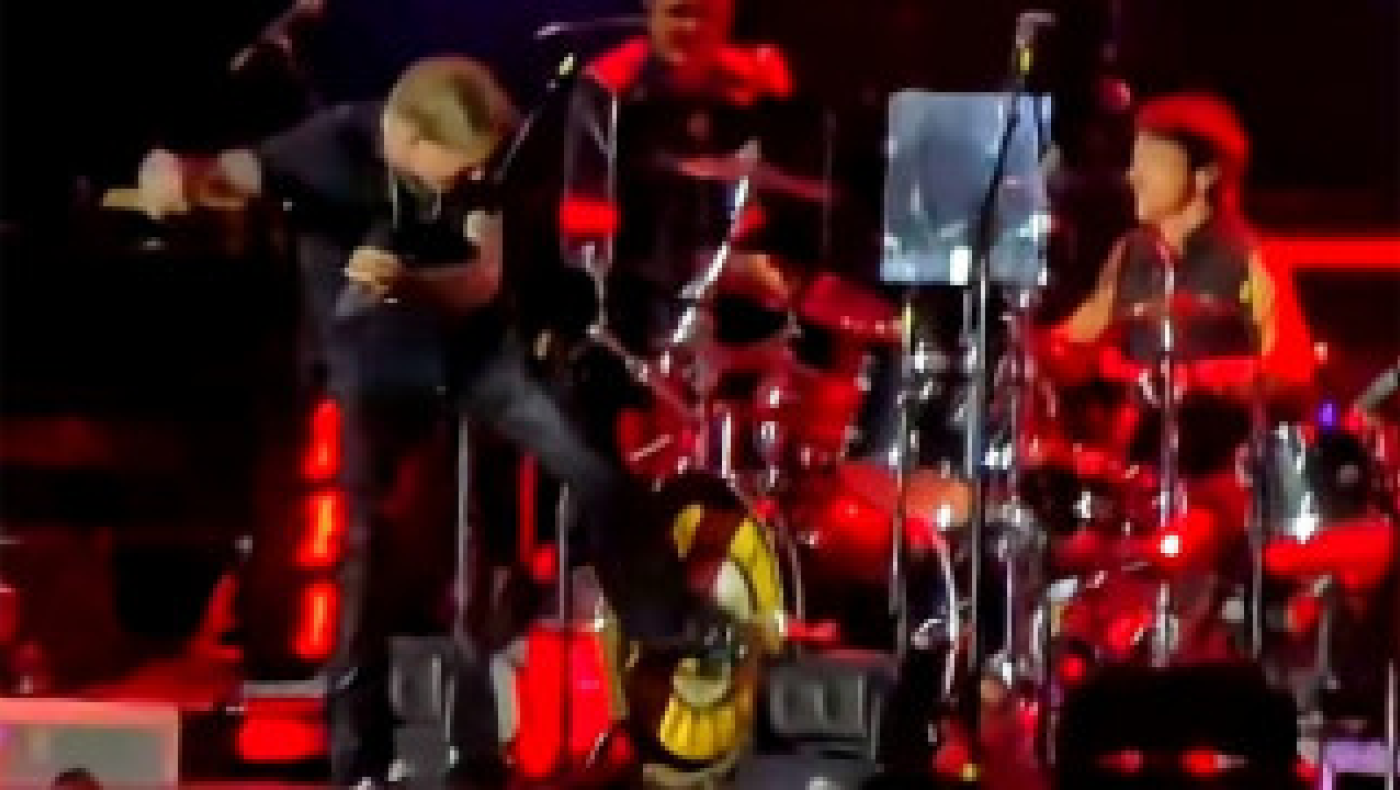 Τρελάθηκε on stage o Axl Rose: Πέταξε μικρόφωνο και κλώτσησε τα ντραμς