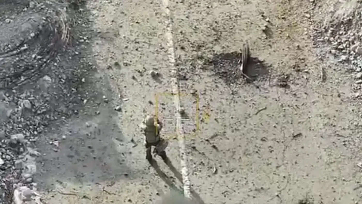 Drone εξαϋλώνει Ρώσο στρατιώτη που σήκωσε τα χέρια του για να παραδοθεί!