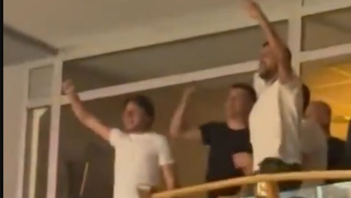 Η στιγμή που ο Τζόκοβιτς τραγουδάει συνθήματα του Ολυμπιακού