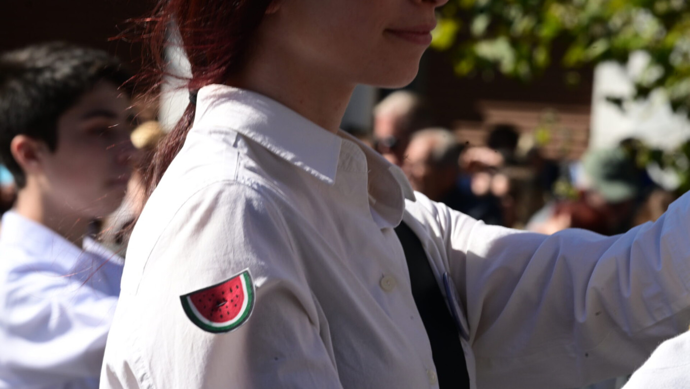 28η Οκτωβρίου: Η σημαιοφόρος με το «καρπούζι» της Παλαιστίνης στη μαθητική παρέλαση