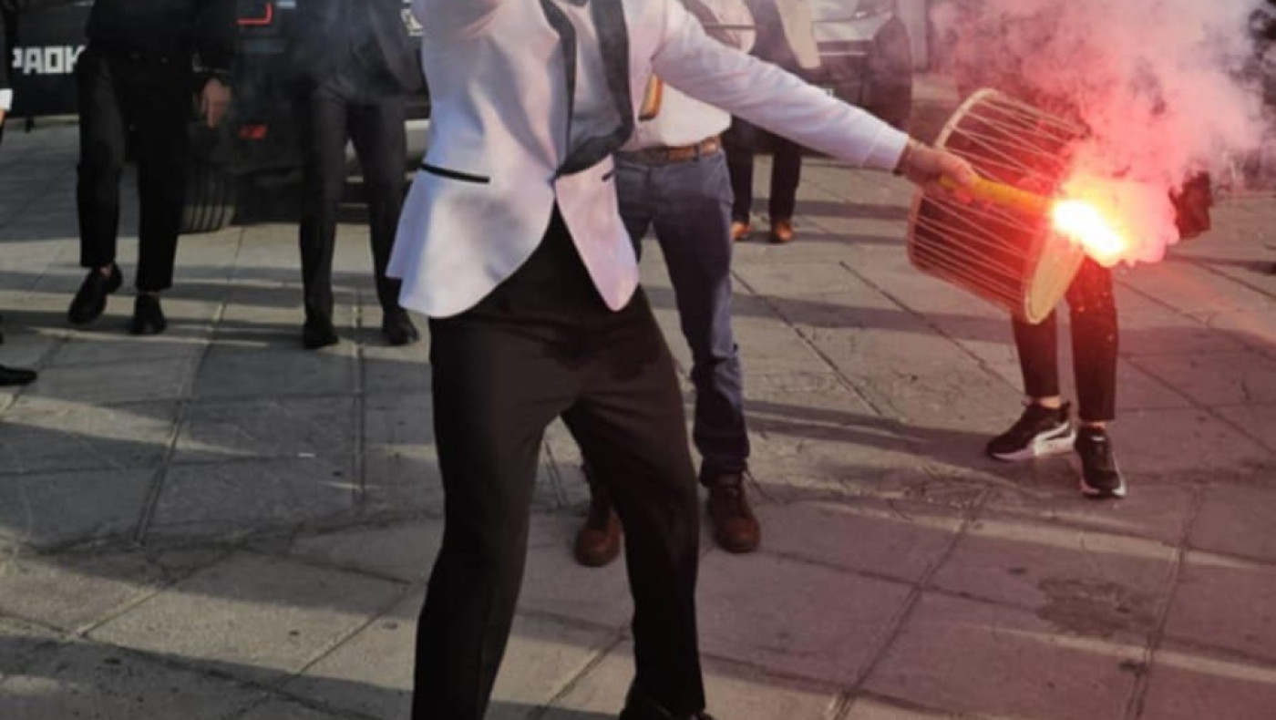 Φανατικός ΠΑΟΚτσής πέρασε από την Τούμπα πριν πάει στο γάμο του!