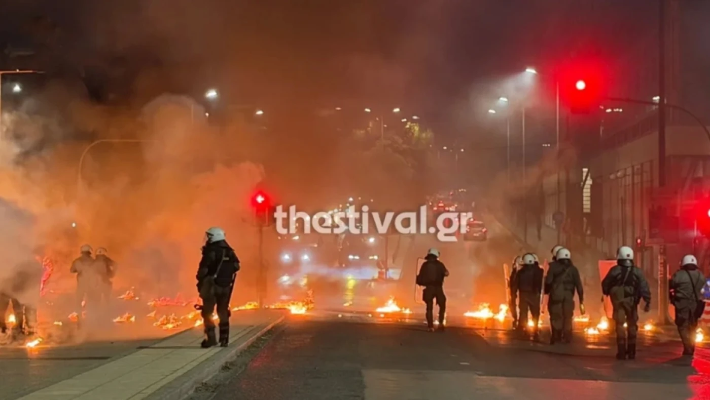 Θεσσαλονίκη: Χαμός με 60 μολότοφ σε ΜΑΤ μετά τη συναυλία του ΛΕΞ