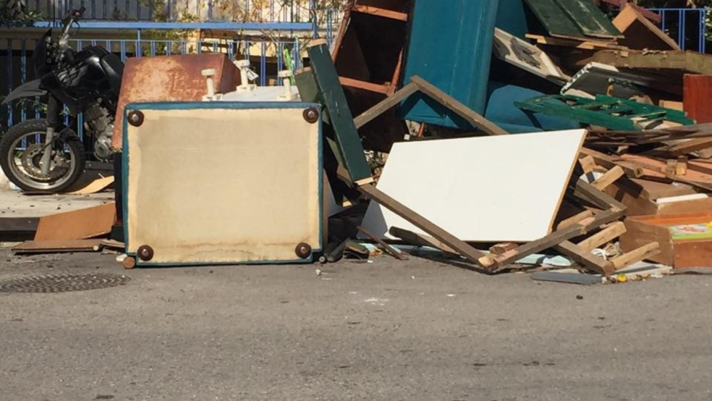 Θεσσαλονίκη: Σύλληψη πολίτη που άφησε ογκώδη αντικείμενα σε πεζοδρόμιο