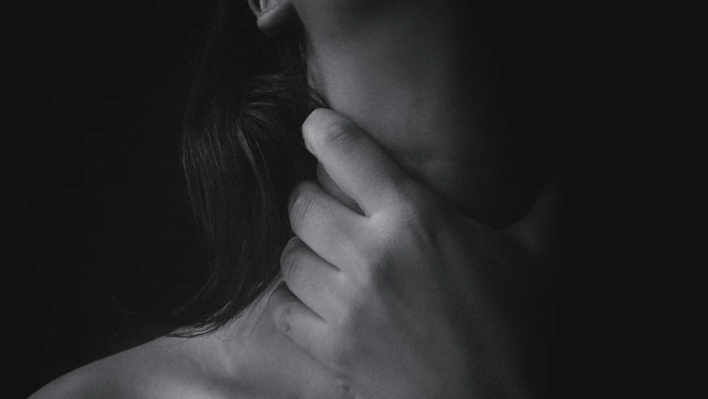 Τι είναι το «choking porn» που ποινικοποιεί η Βρετανία