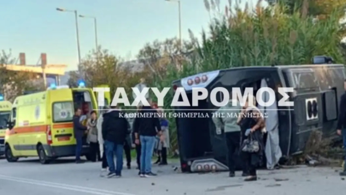 Τουριστικό λεωφορείο στο Βελεστίνο βγήκε εκτός πορείας και ανετράπη - 10 τραυματίες