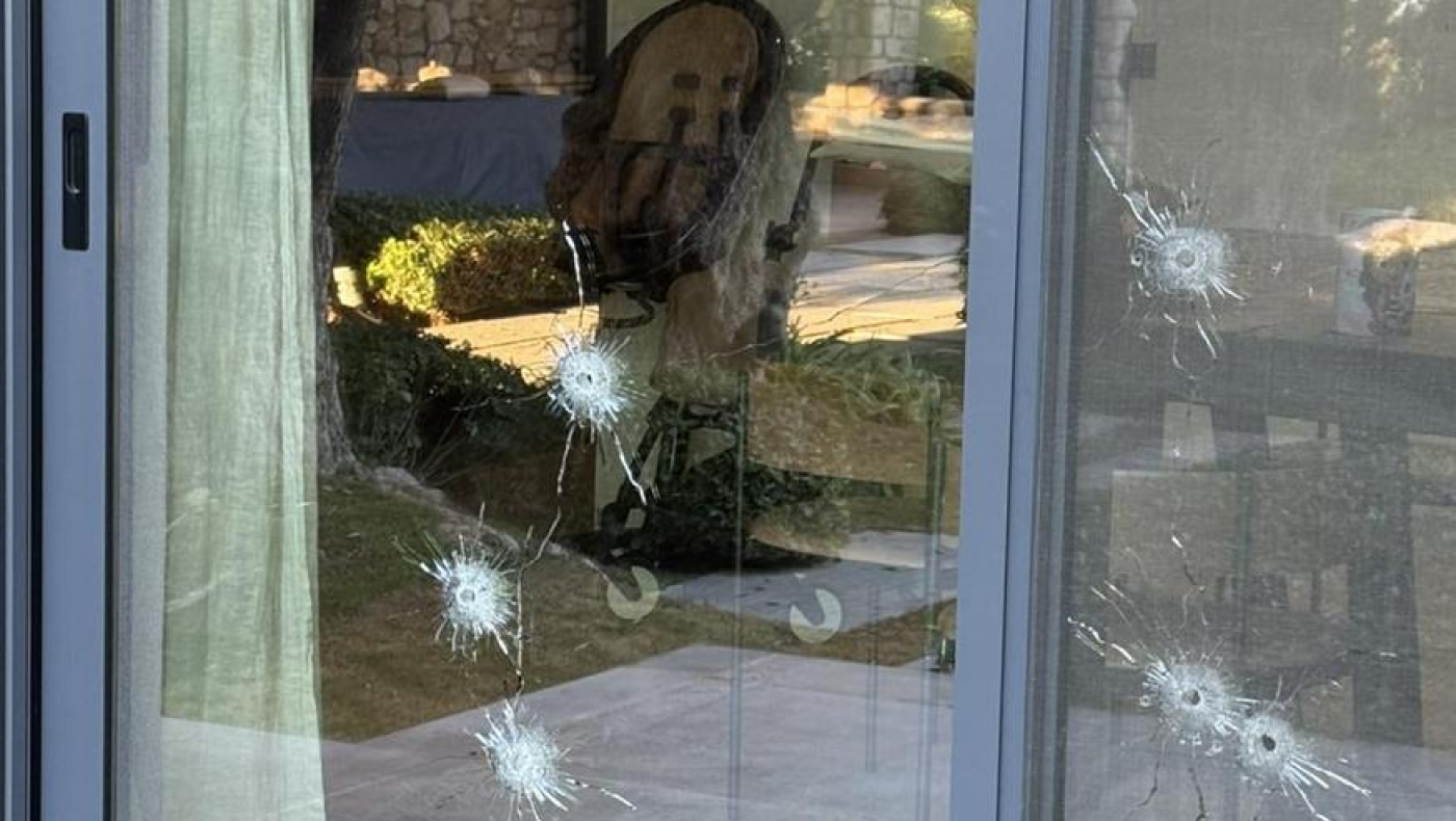 Ρόδος: «Γάζωσαν» σπίτι γνωστού επιχειρηματία και άφησαν μαύρο στεφάνι