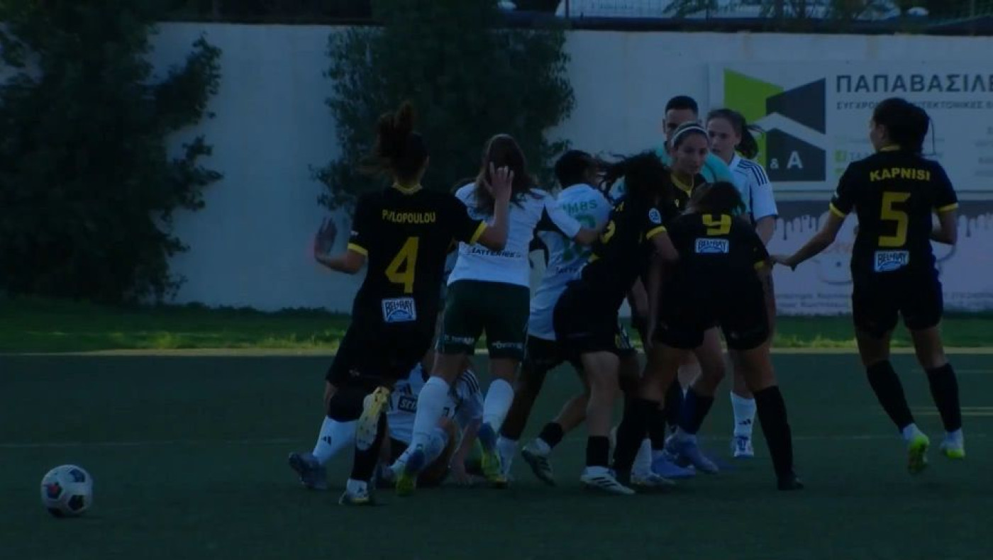 Χαμός στο ΑΕΚ-Παναθηναϊκός: Άγρια ένταση και συμπλοκή ανάμεσα στις παίκτριες!