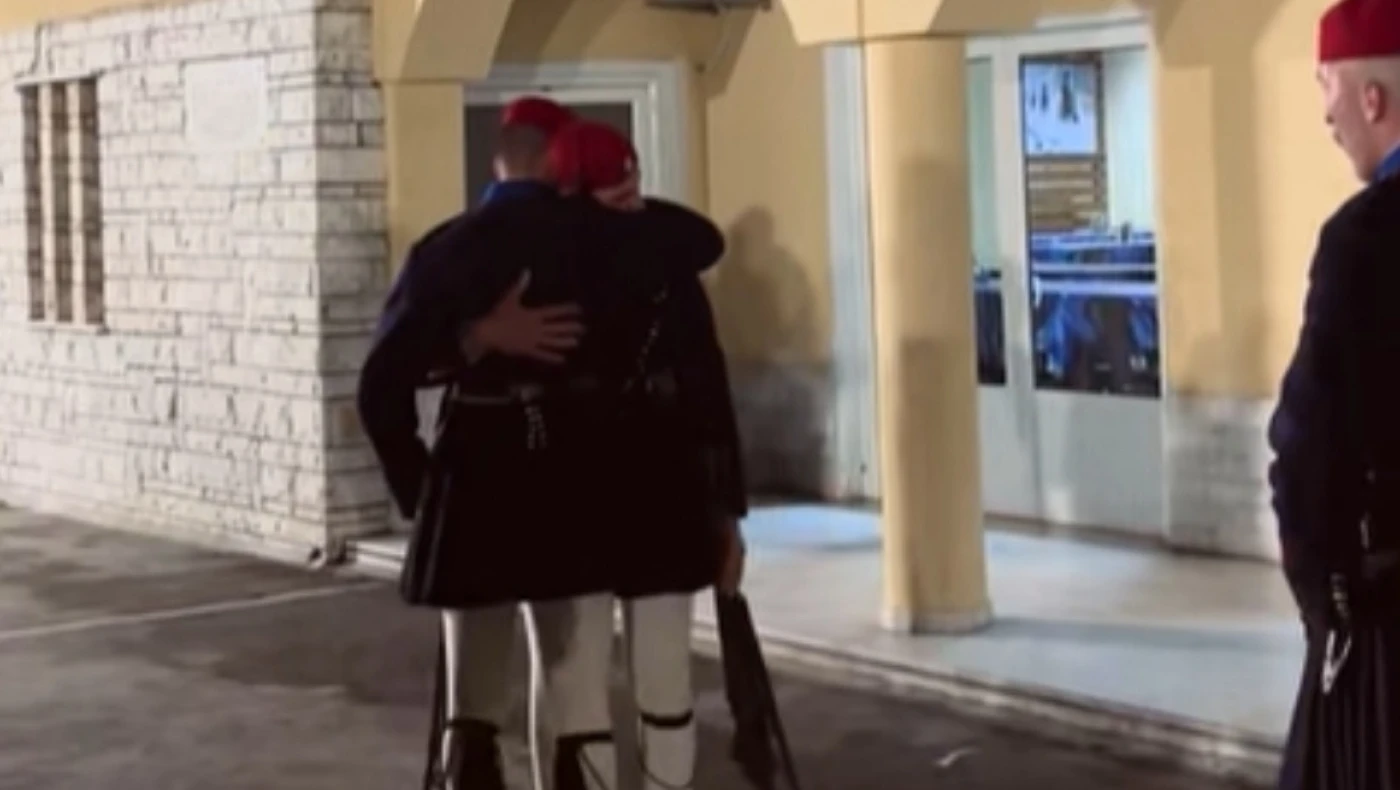 Η συγκινητική τελευταία αλλαγή Εύζωνα της Προεδρικής Φρουράς