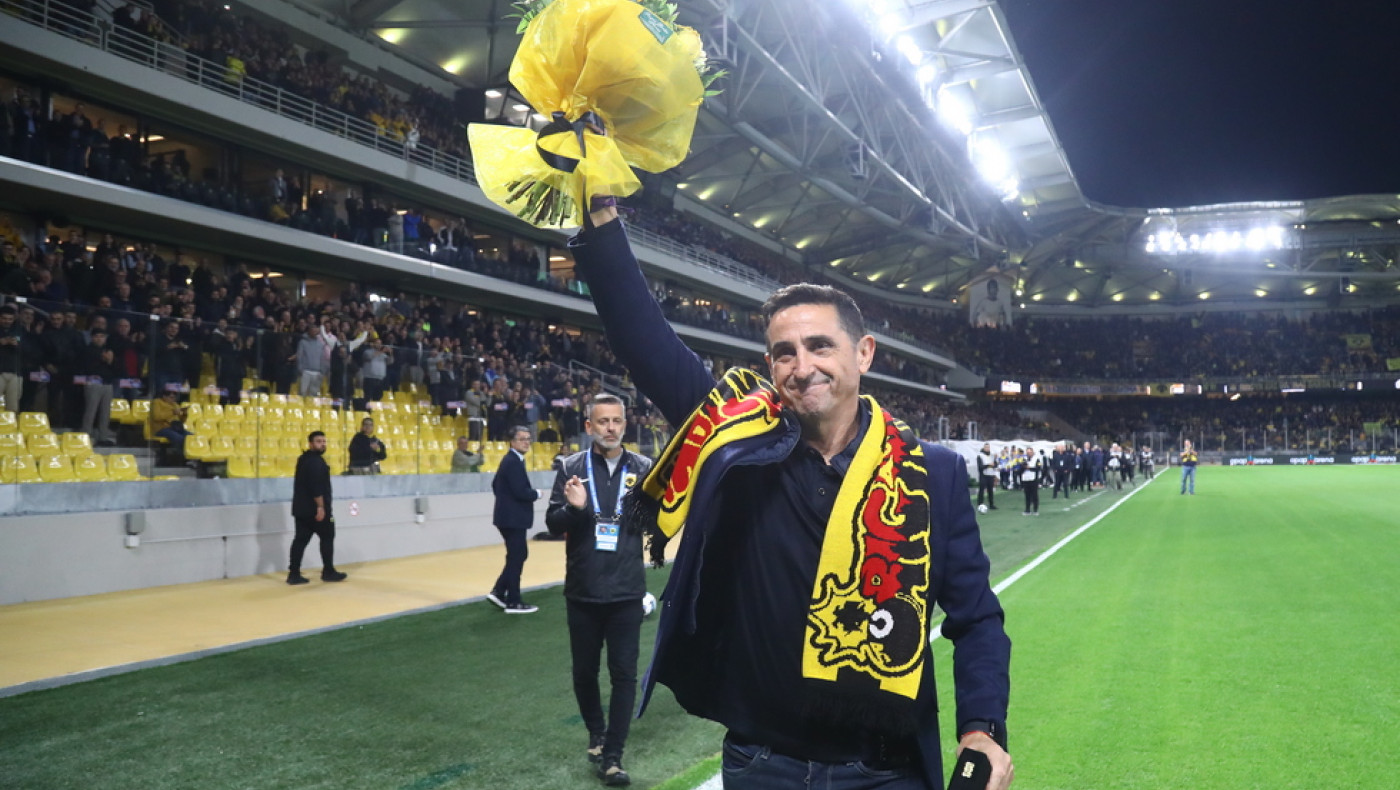 Αποθέωση του Μανόλο Χιμένεθ στην OPAP Arena: Η βράβευση και το τετ-α-τετ με Ηλιόπουλο