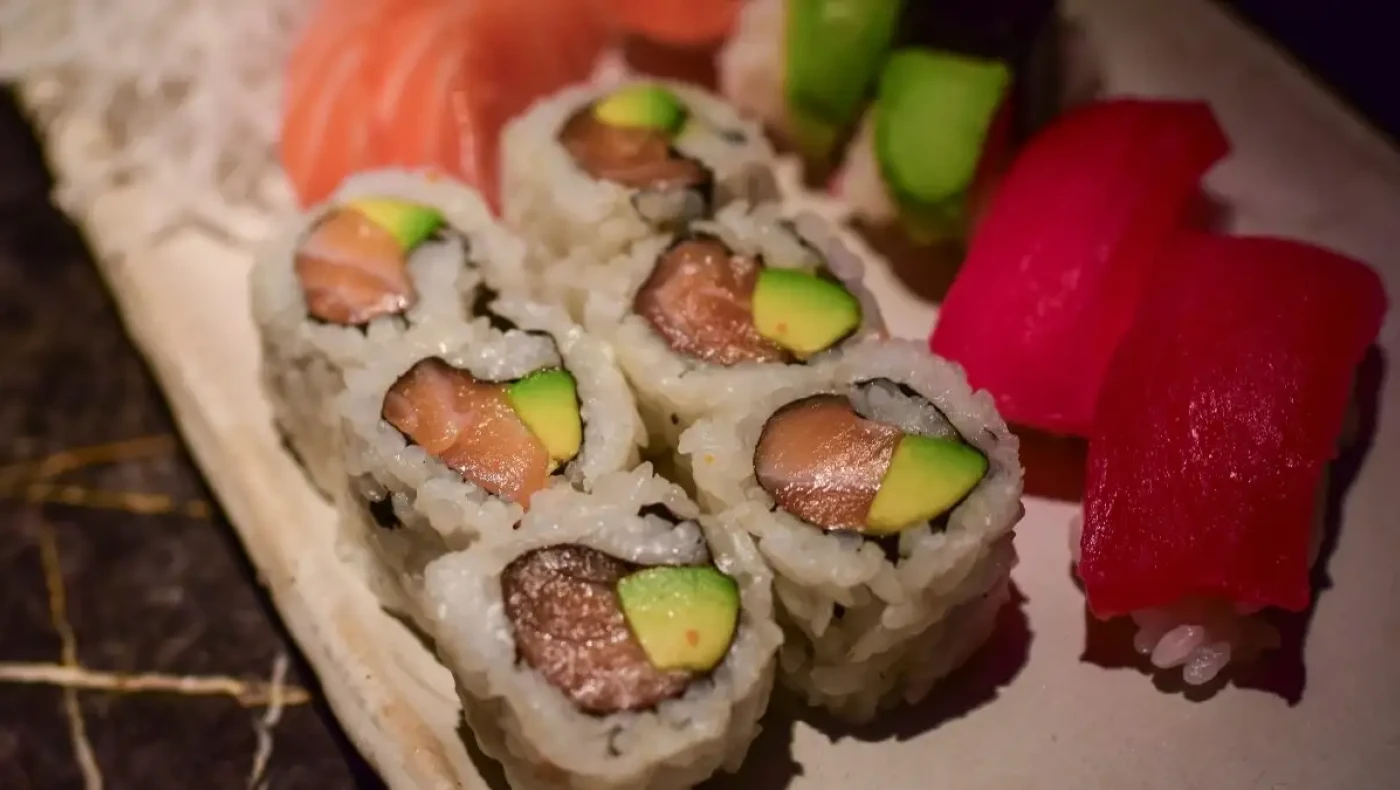 Τι είναι το παράσιτο Anisakis με το οποίο μολύνθηκε ο 22χρονος τρώγοντας σούσι