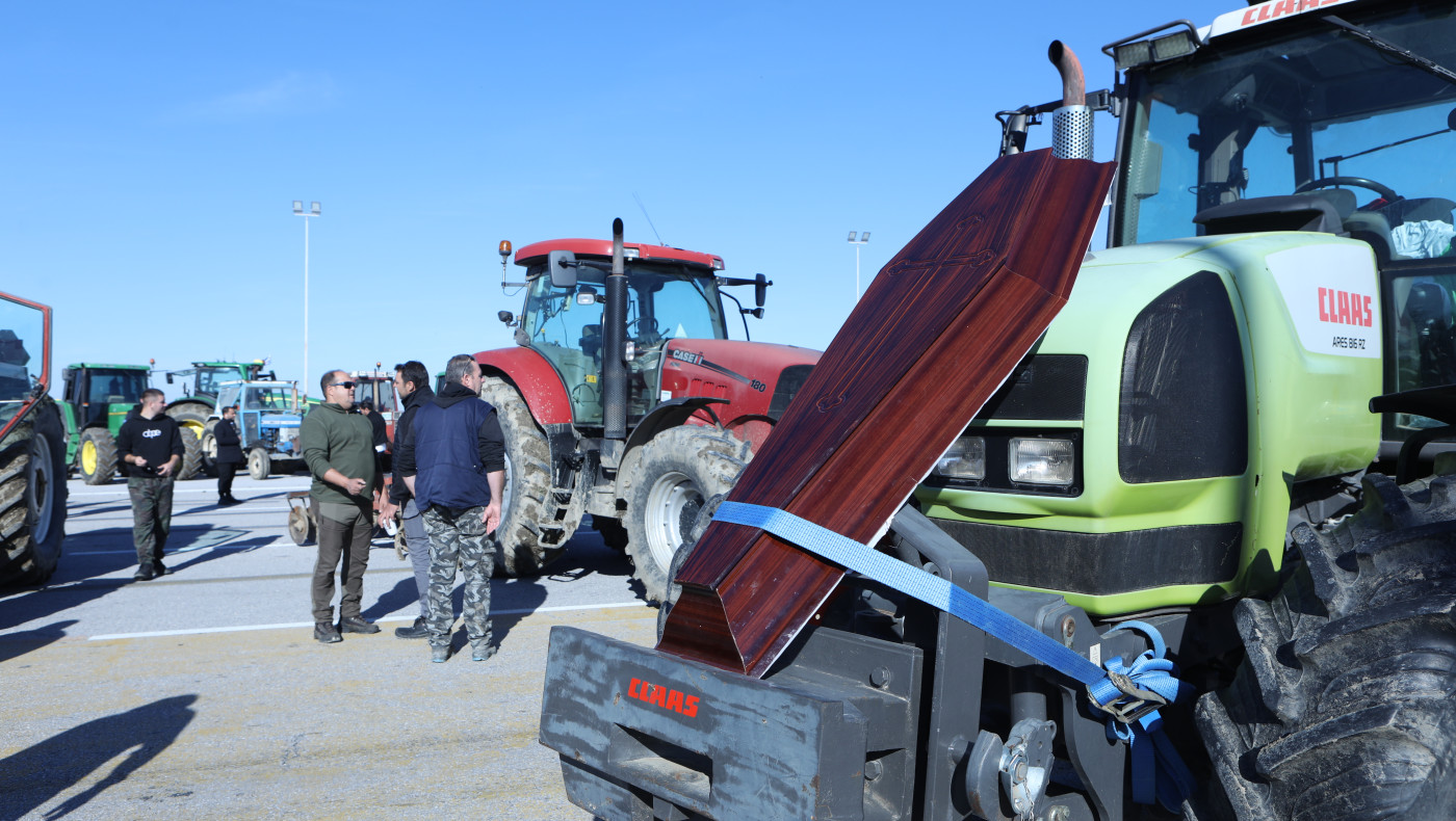 Θεσσαλονίκη: Οδηγός έπεσε σε τρακτέρ στο αγροτικό μπλόκο των Μαλγάρων