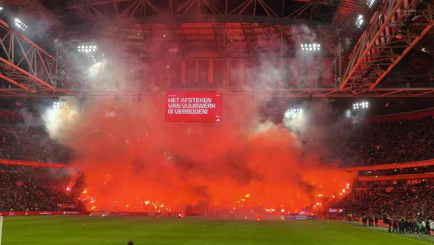 Άγιαξ-Γκρόνινγκεν: Οριστική διακοπή-Εκατοντάδες καπνογόνα «έπνιξαν» τους παίκτες