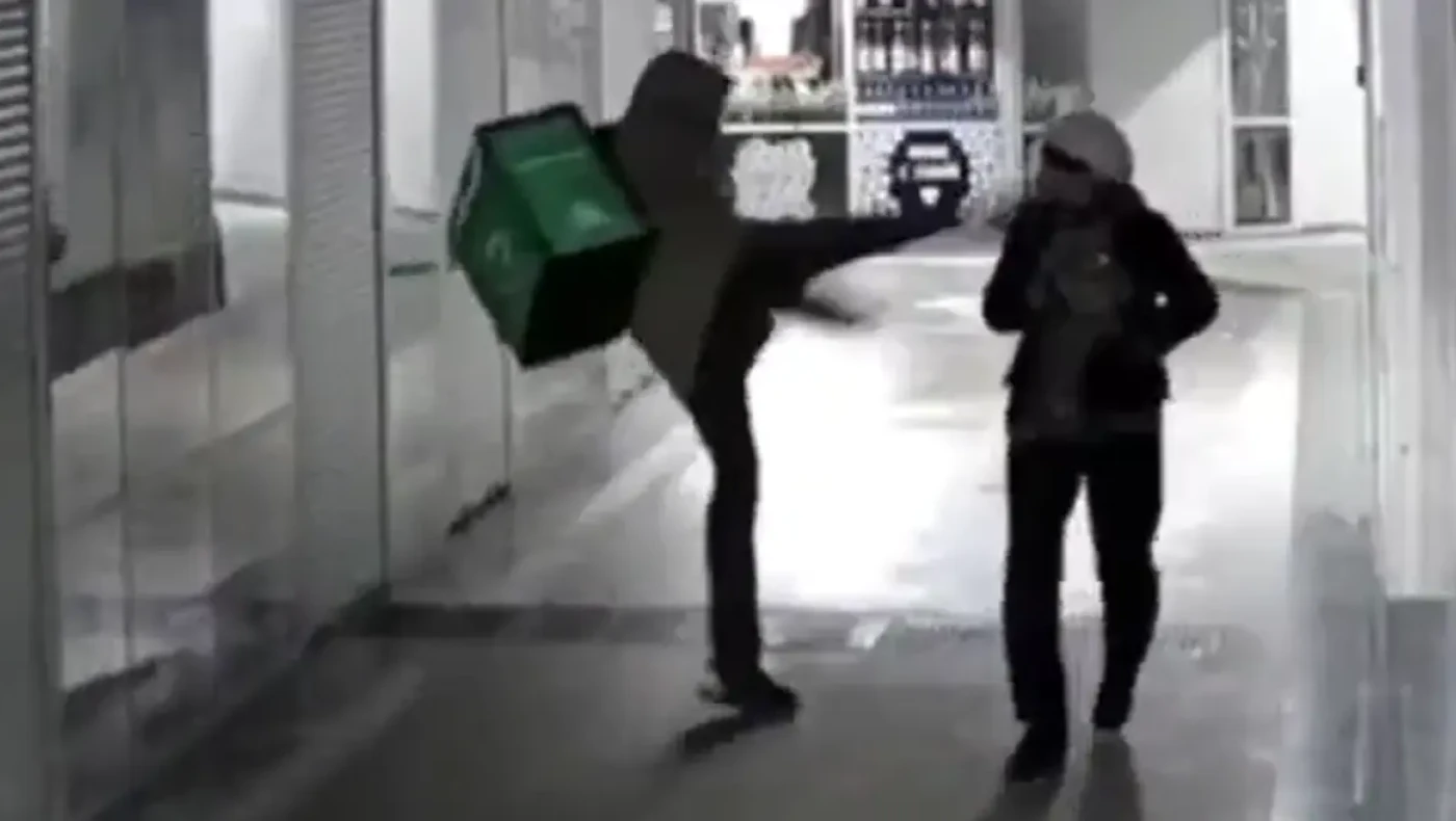 Ντελιβεράς χτύπησε εν ψυχρώ στο κεφάλι ηλικιωμένη γυναίκα (vid)