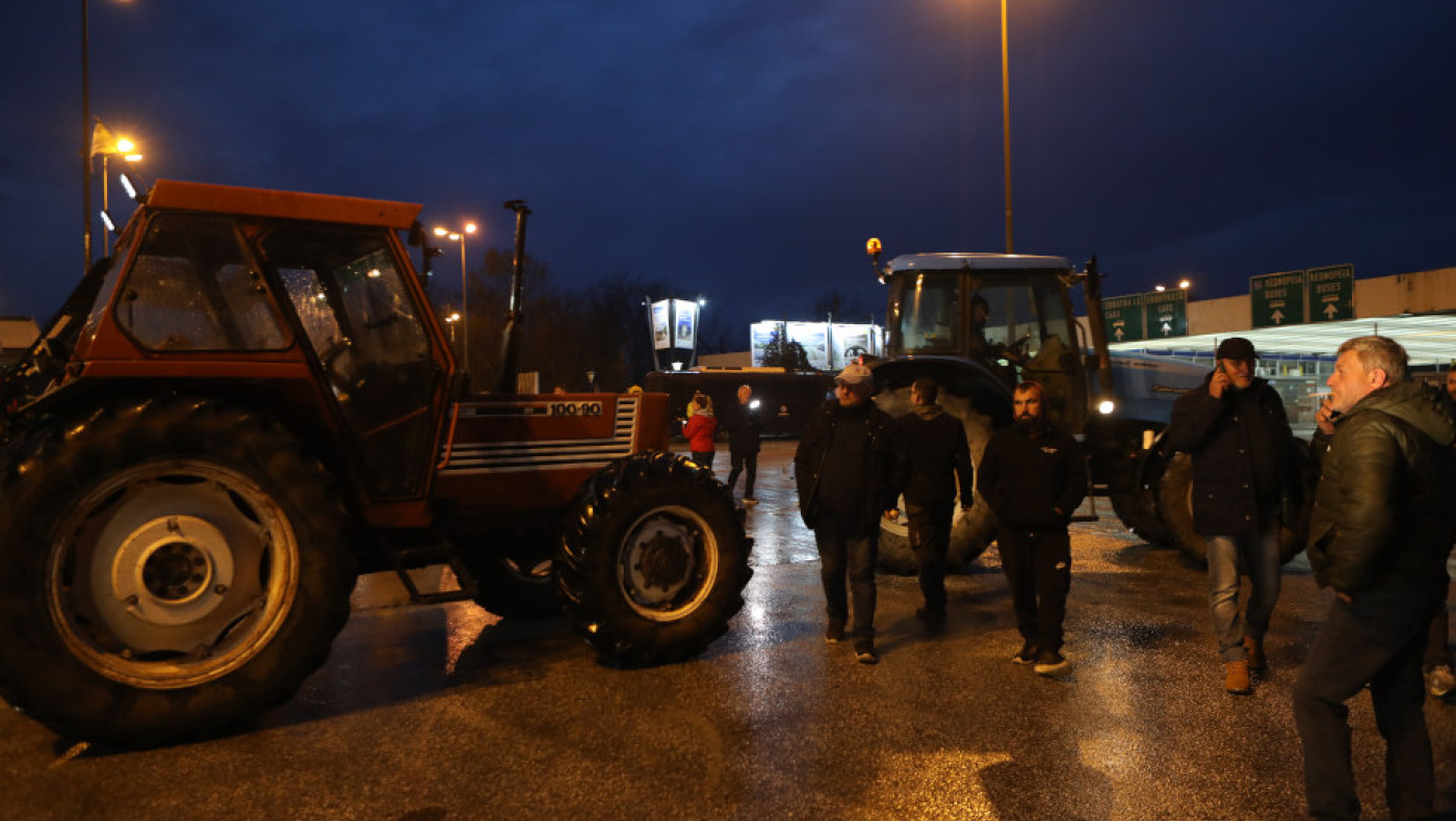Αγρότες στη Θεσσαλονίκη: Αποκλείουν την πρόσβαση προς το αεροδρόμιο «Μακεδονία»