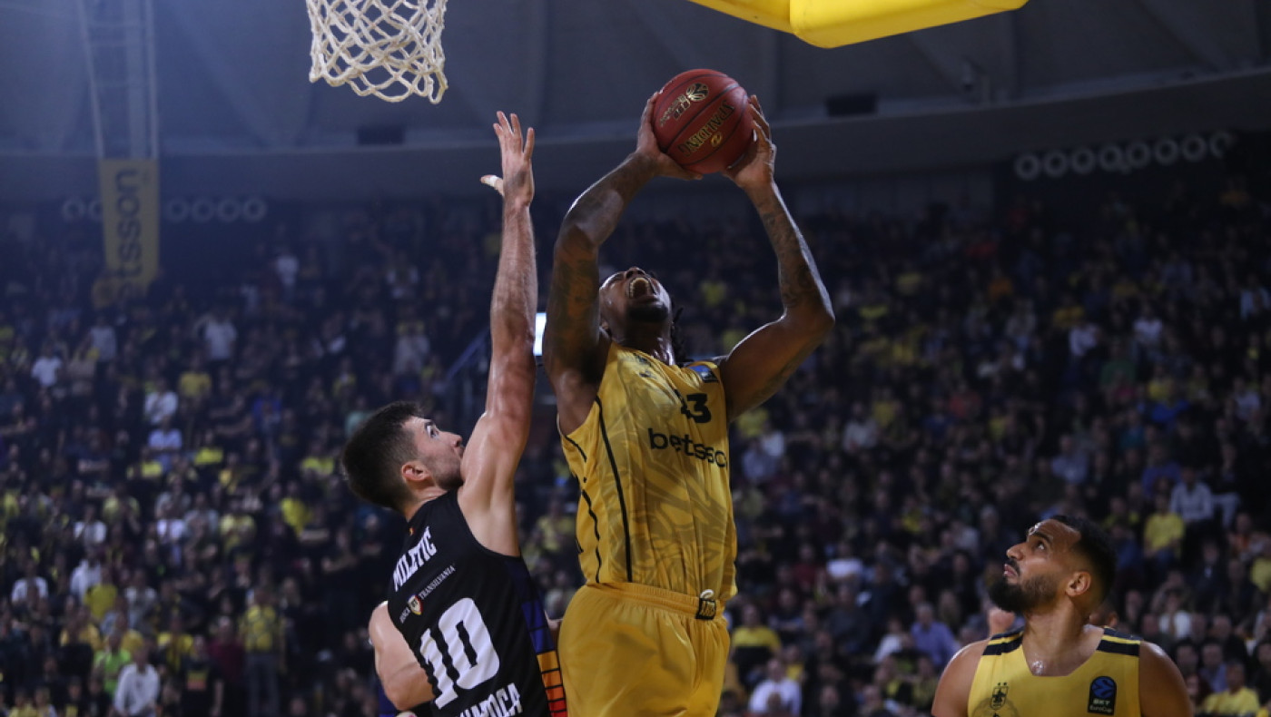 Άρης-Κλουζ: Το... έχασε στα τελευταία λεπτά, ηττήθηκε με δέκα και έπεσε στο 4-5