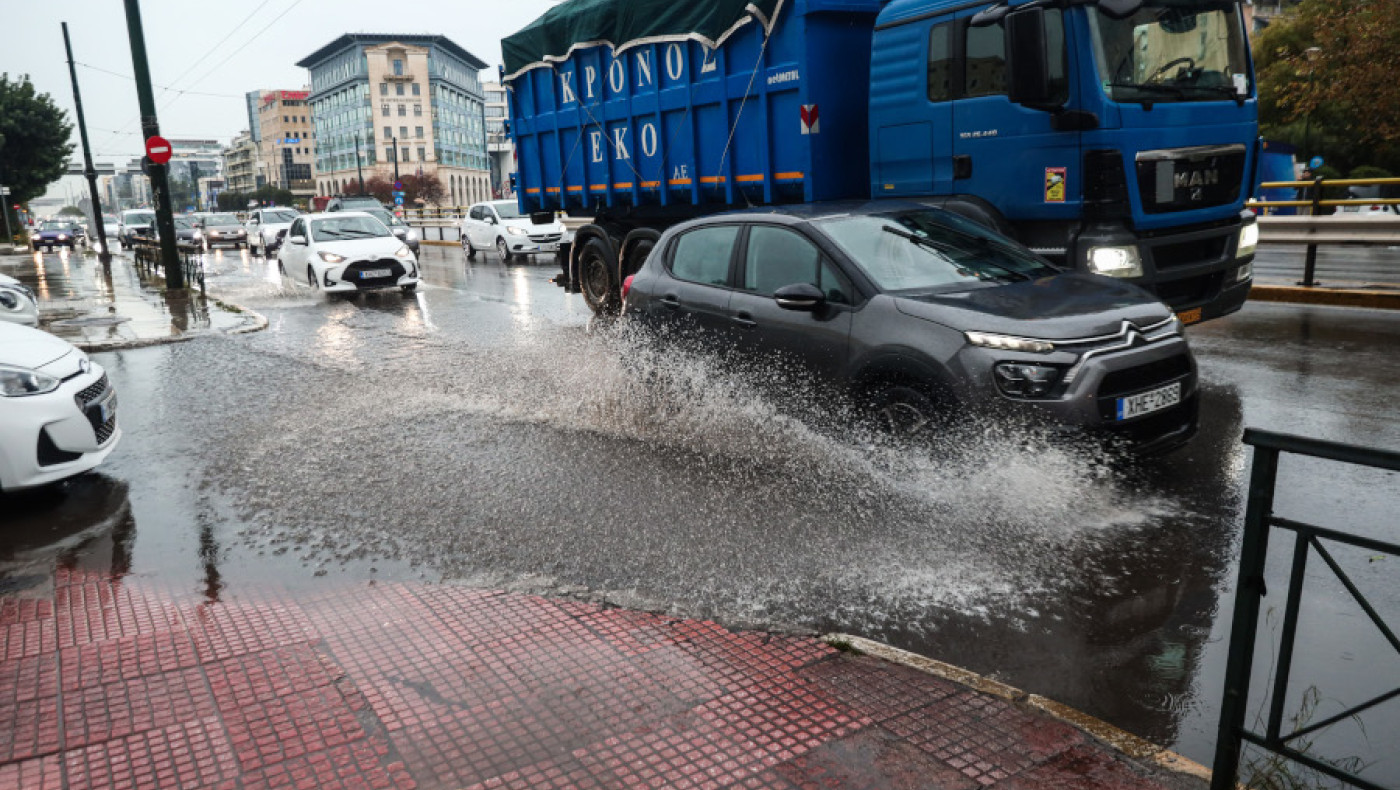Κακοκαιρία Byron: Πλημμύρες, προβλήματα και... κρατήρας!