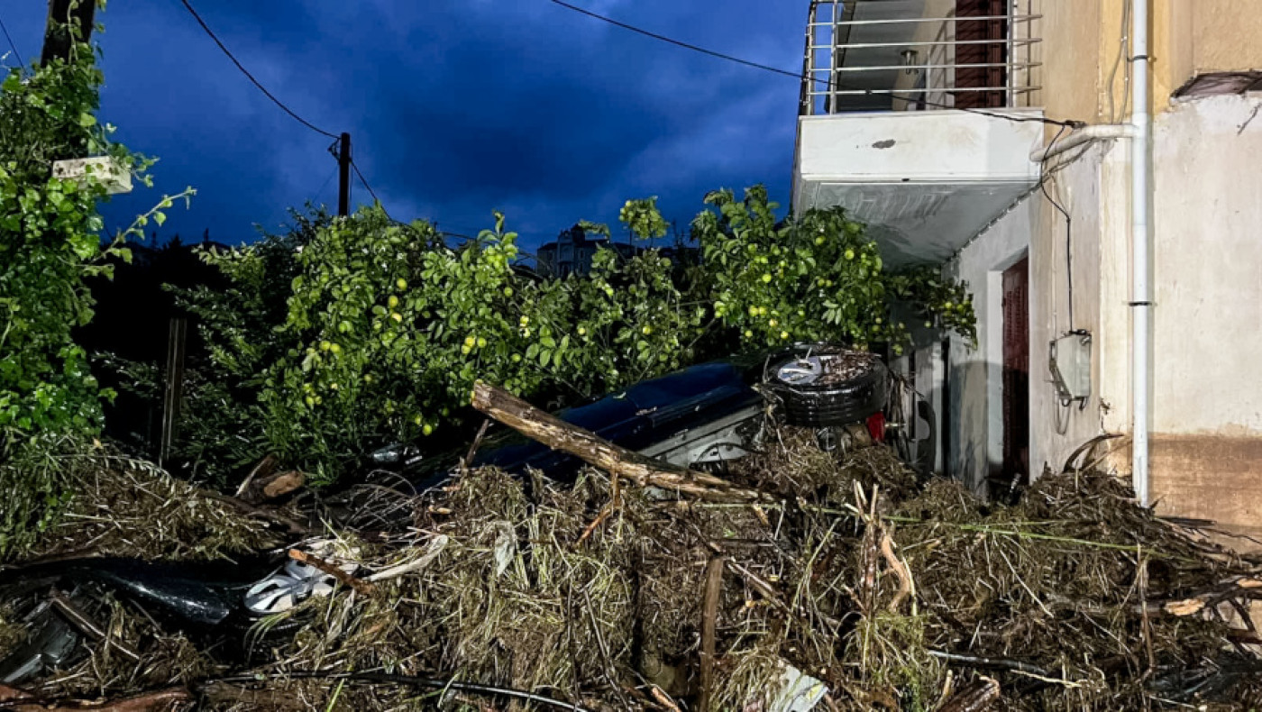 Κακοκαιρία Byron: Ανέβηκε στην ταράτσα για να δώσει φαγητό στην εγκλωβισμένη μητέρα της