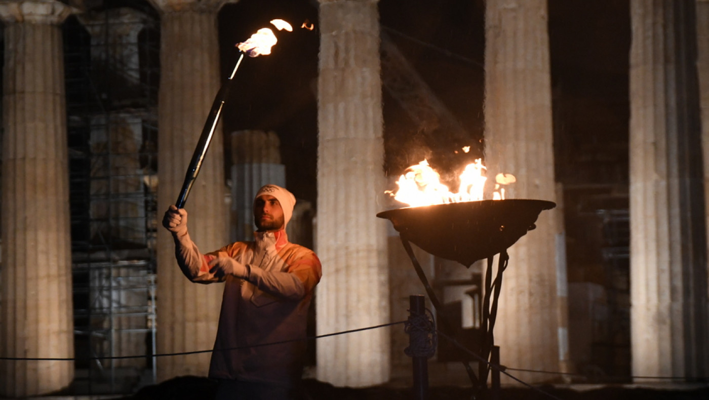 Ολυμπιακή Φλόγα: Ανέβηκε στην Ακρόπολη δια χειρός Στέφανου Ντούσκου