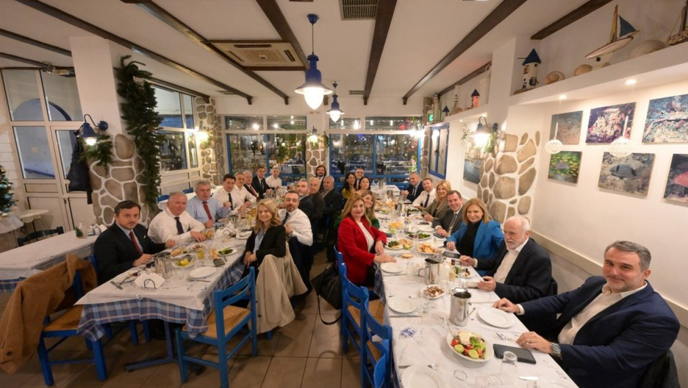 ΠΑΣΟΚ: Το... έριξαν έξω οι βουλευτές μετά τη συζήτηση του προϋπολογισμού-Πού πήγαν για φαγητό (pics)