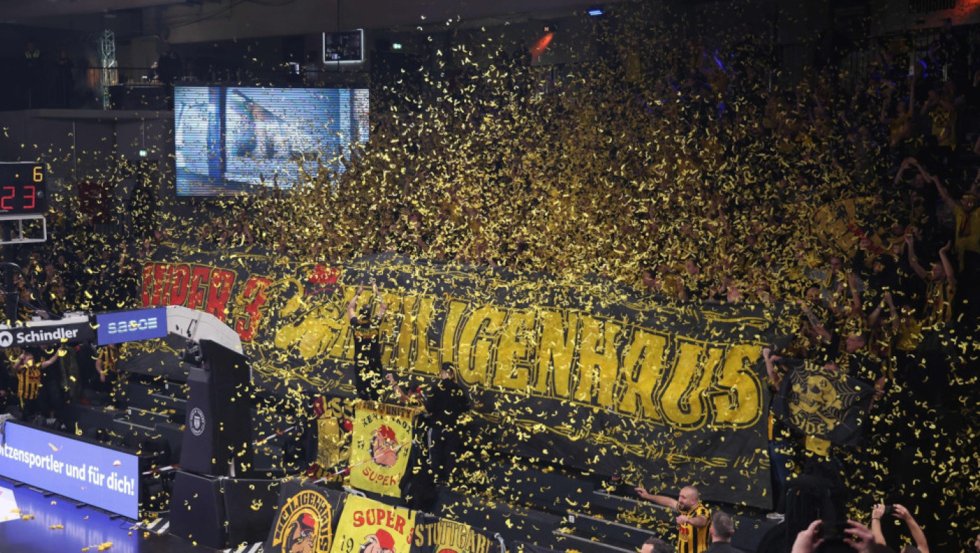 Οι φίλοι του Άρη μετέτρεψαν την έδρα του Αμβούργου σε Αλεξάνδρειο