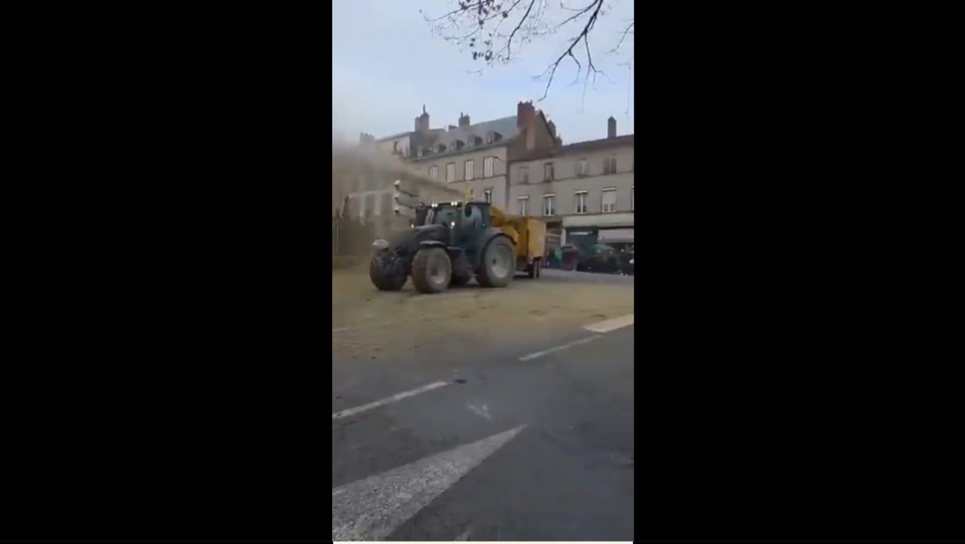 Μπλόκα αλά ελληνικά στη Γαλλία: Πέταξαν κοπριά σε κτίρια