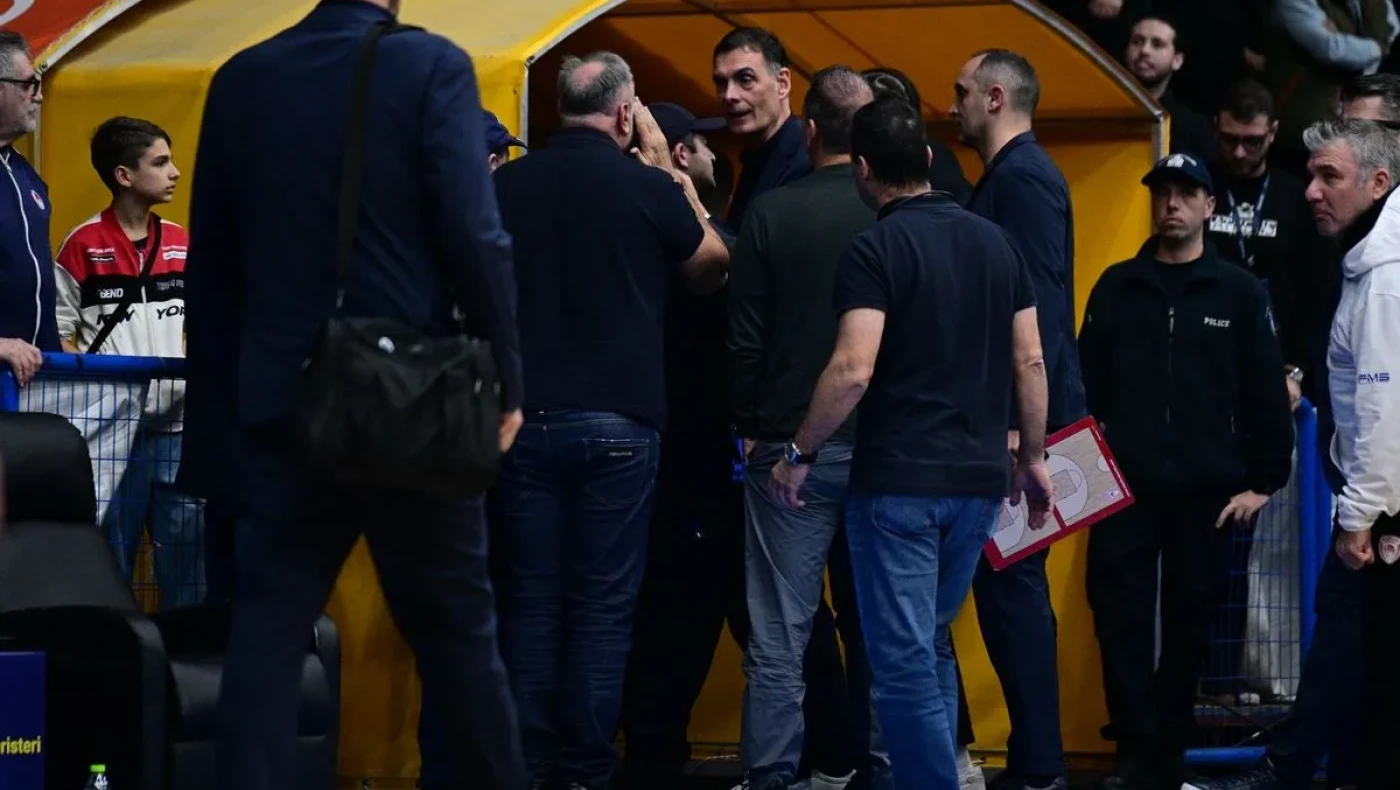 Ένταση στο Περιστέρι-Ολυμπιακός: Φραστικό επεισόδιο Μπαρτζώκα με οπαδό