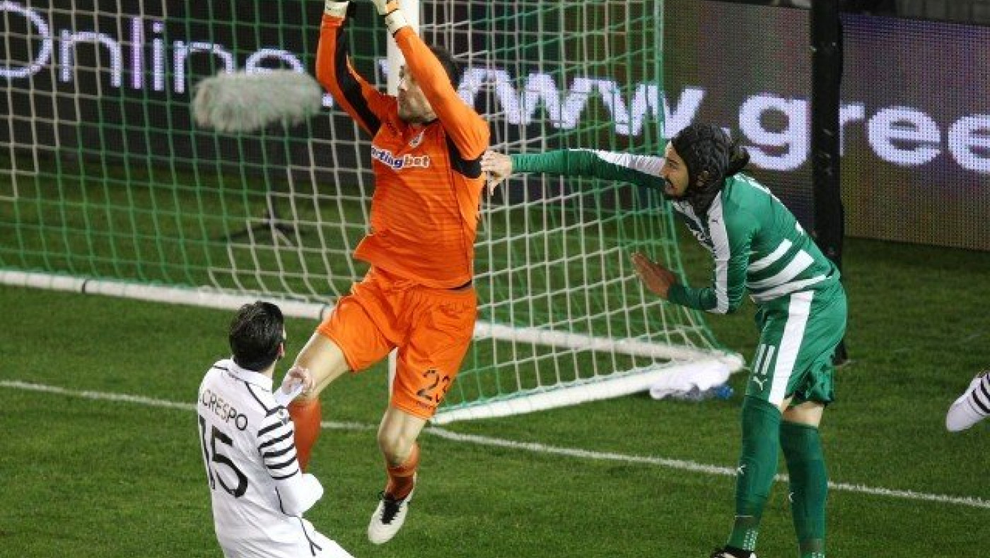 «Κερκόπορτα»       κάτω     από   τα     δοκάρια του…