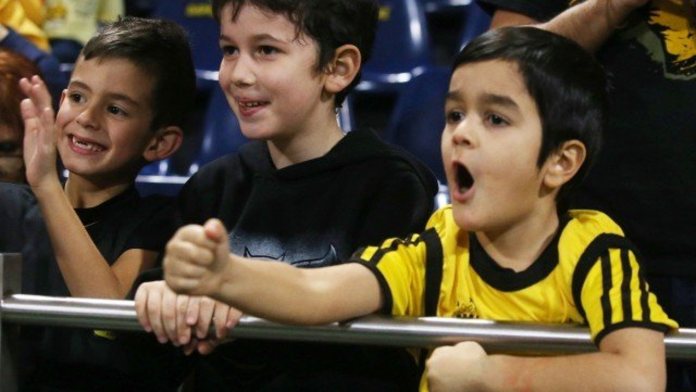 Η             αλήθεια      φάνηκε      στις κερκίδες