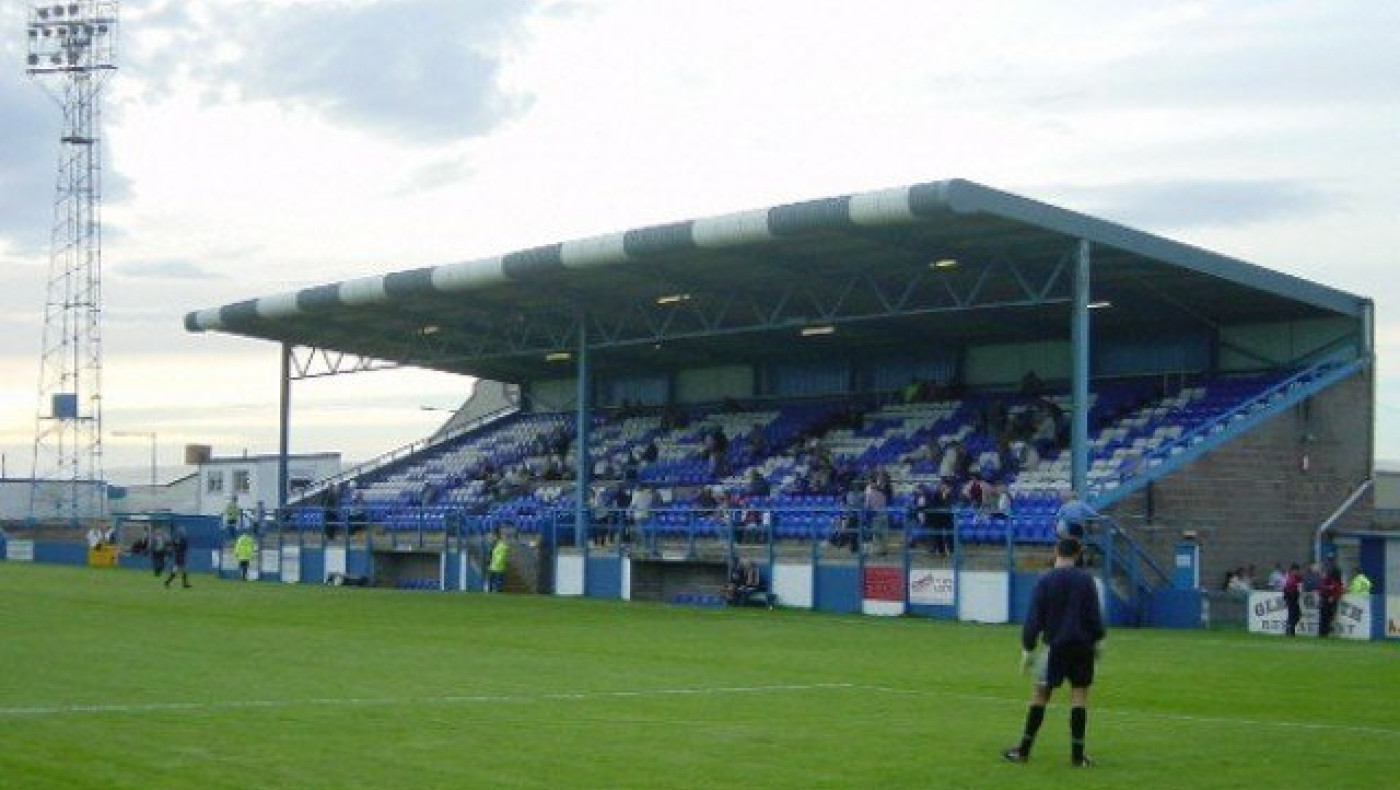 Συνεχίζει            να        γράφει       ιστορία