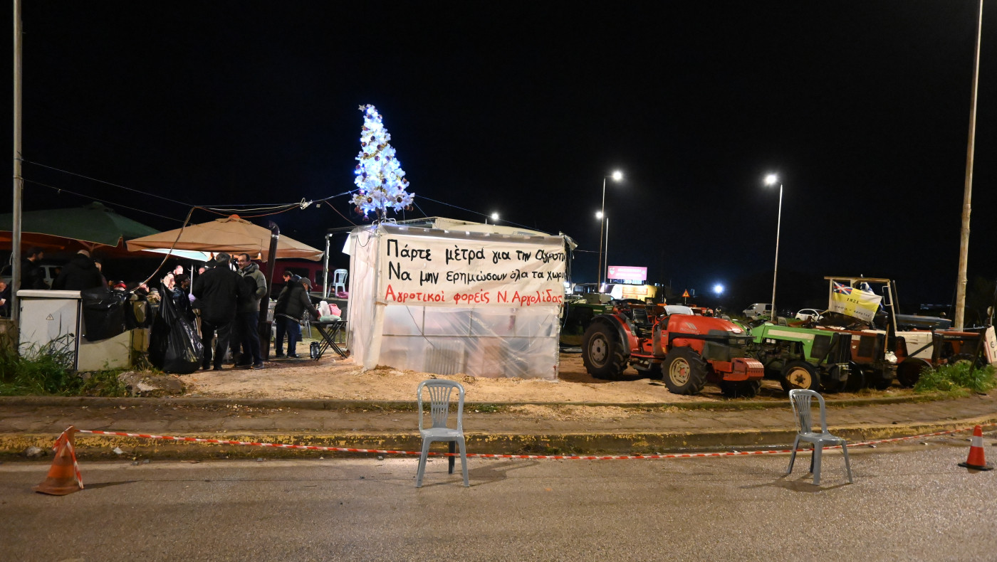 Με ψησταριές και γιορτινά δέντρα έκαναν Χριστούγεννα στα μπλόκα οι αγρότες