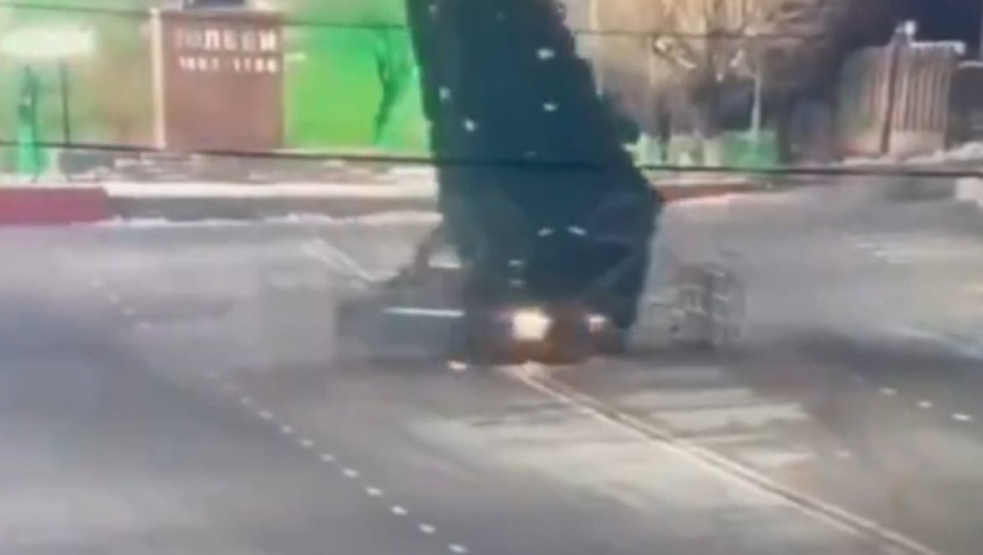 Καζακστάν: Οδηγός γκρέμισε το 12μετρο χριστουγεννιάτικο δέντρο