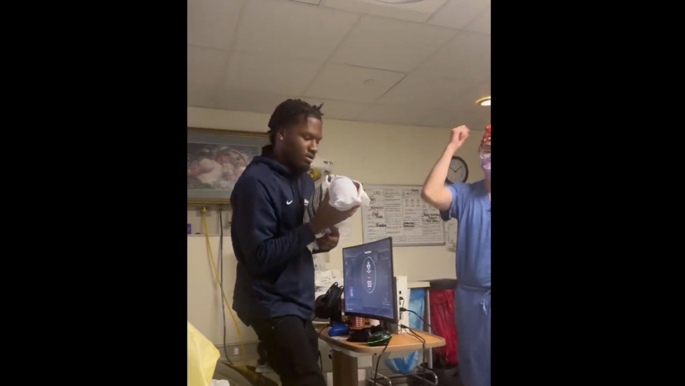 Η σύζυγος γεννούσε κι εκείνος έπαιζε... Xbox στην αίθουσα τοκετού