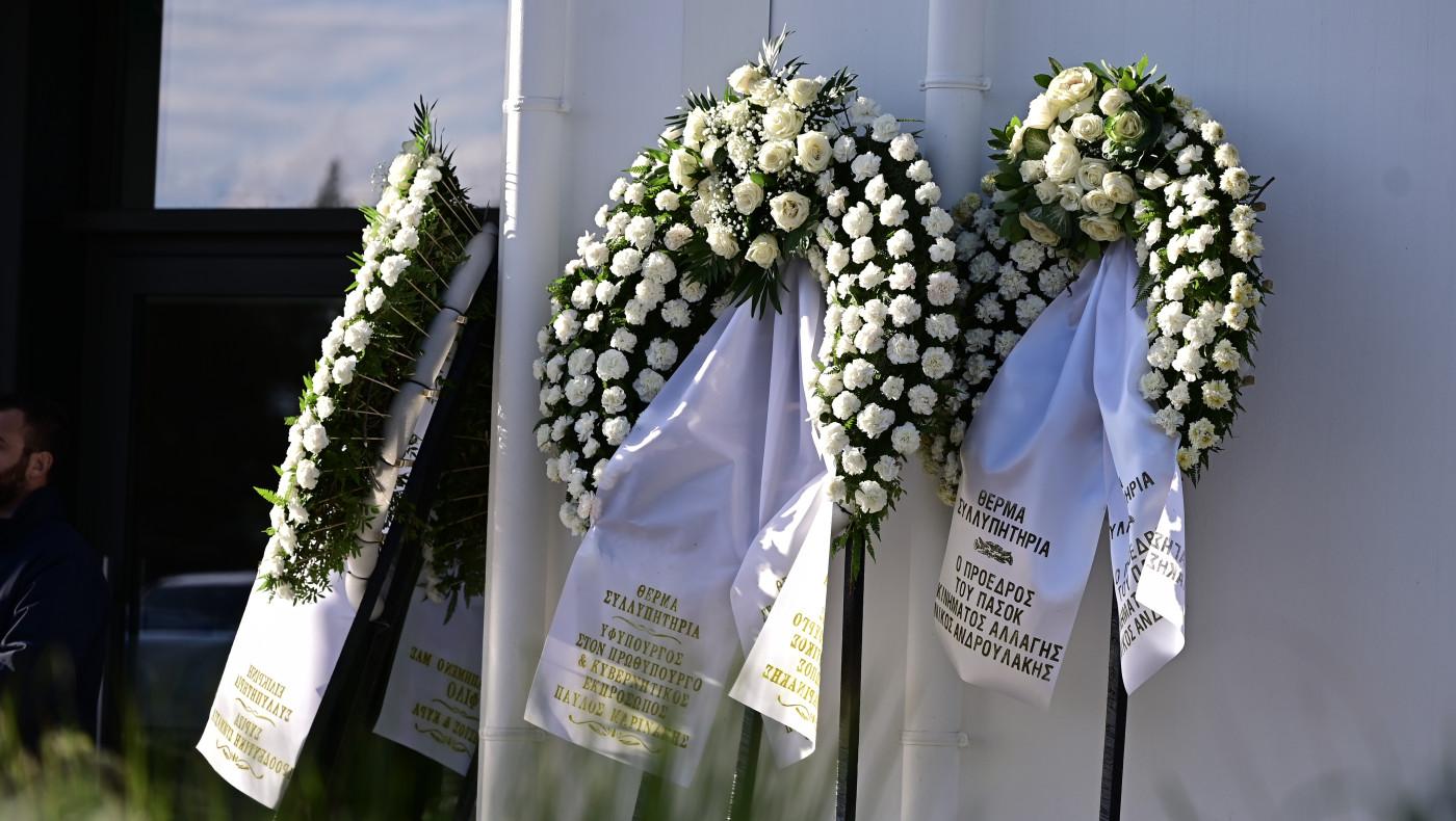 Πλήθος πολιτικών και δημοσιογράφων στην κηδεία του Παπαδάκη-Ράκος η οικογένεια