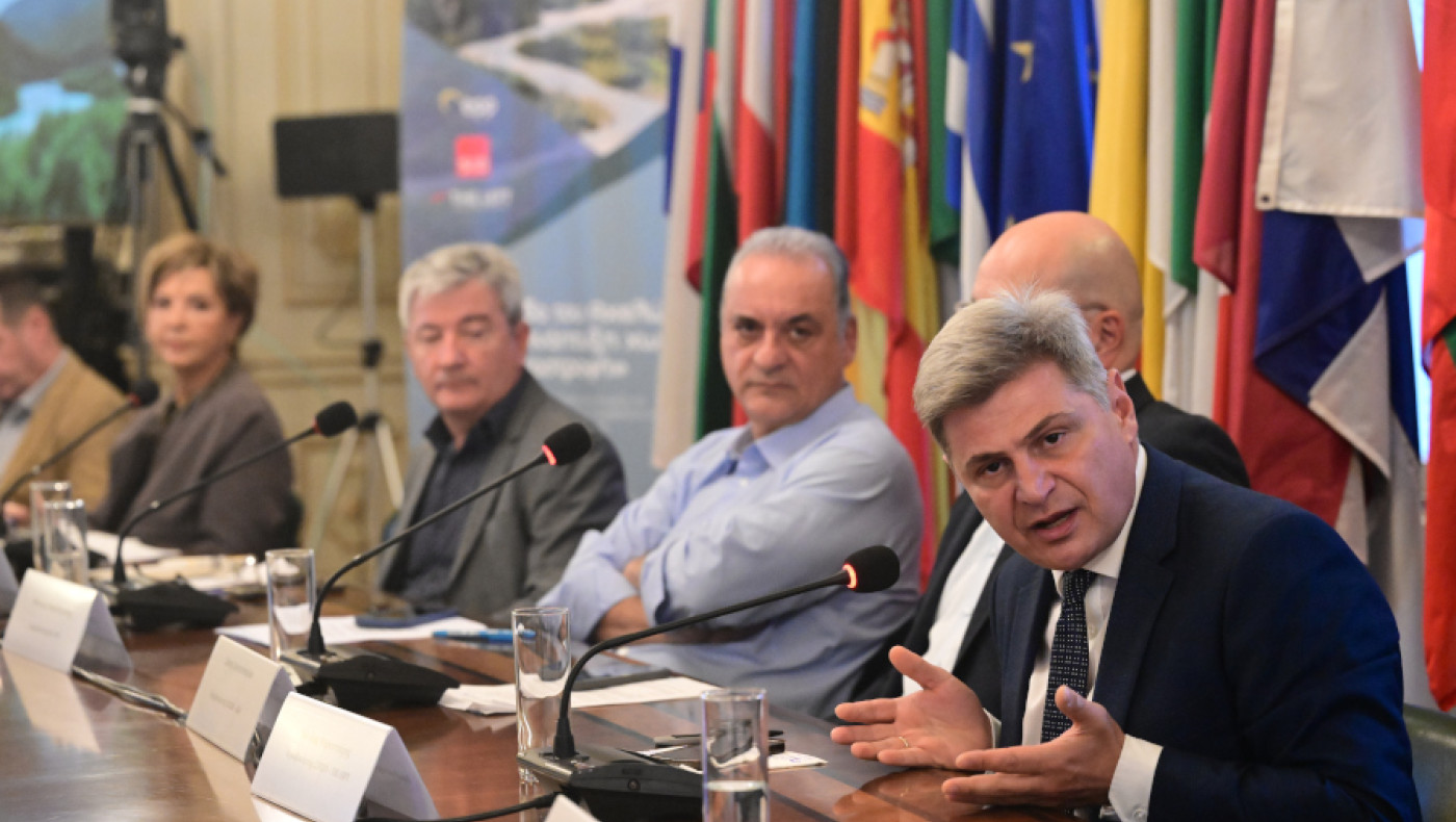 Ο Φαραντούρης αρνείται να παραδώσει την έδρα στον ΣΥΡΙΖΑ