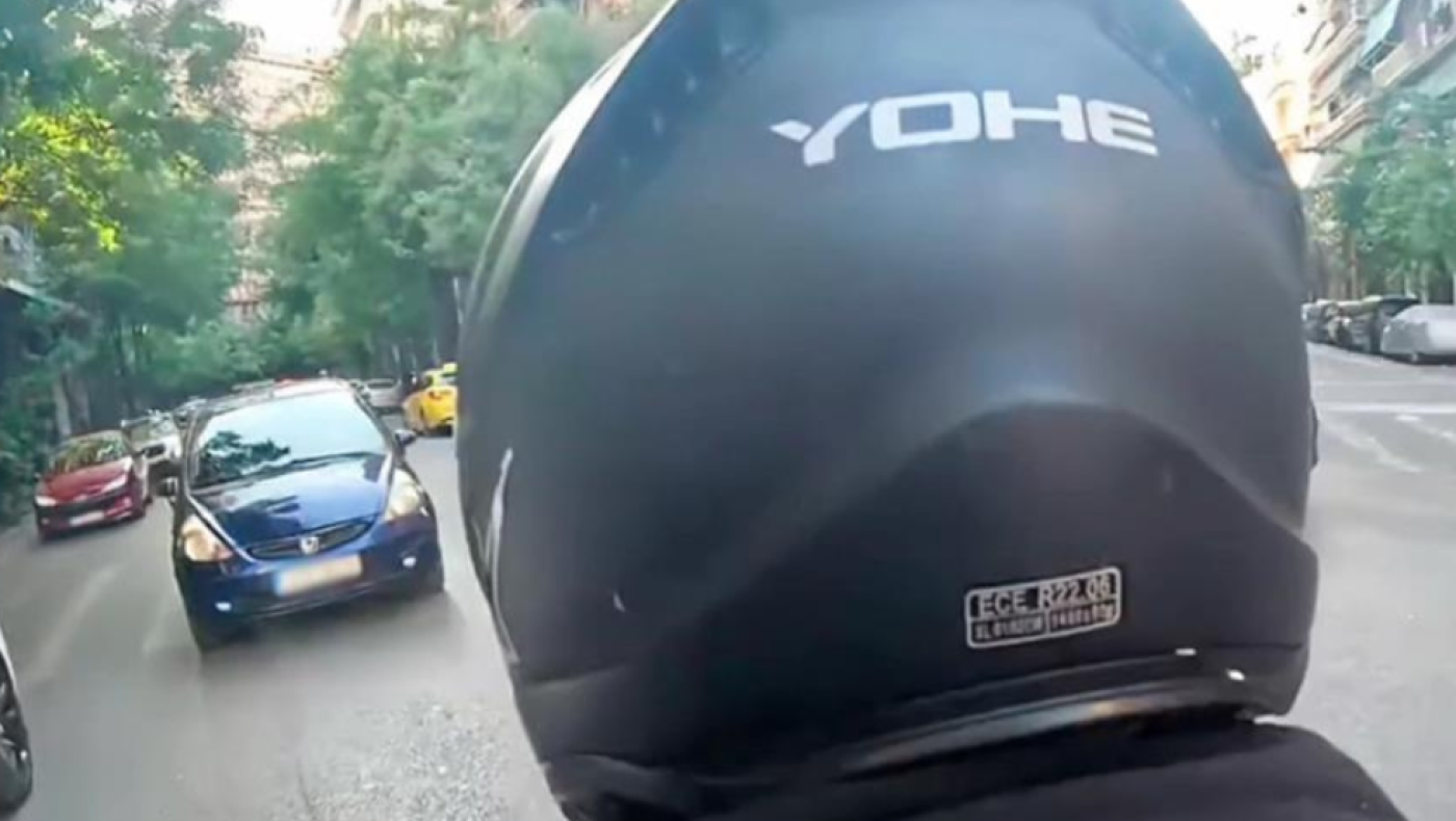 Οδηγός μηχανής γκαζώνει και παραβιάζει όλο τον ΚΟΚ στο κέντρο της Αθήνας