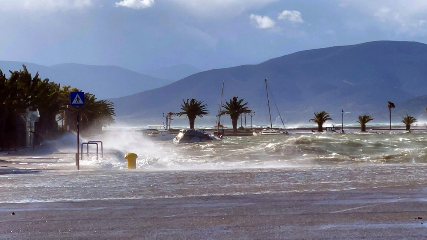 Κακοκαιρία: Η θάλασσα βγήκε στη... στεριά στο Ναύπλιο-Δείτε εικόνες