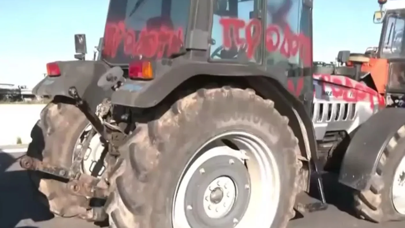 Αγροτικά μπλόκα: «Ντροπή τους που βανδάλισαν το τρακτέρ μου»